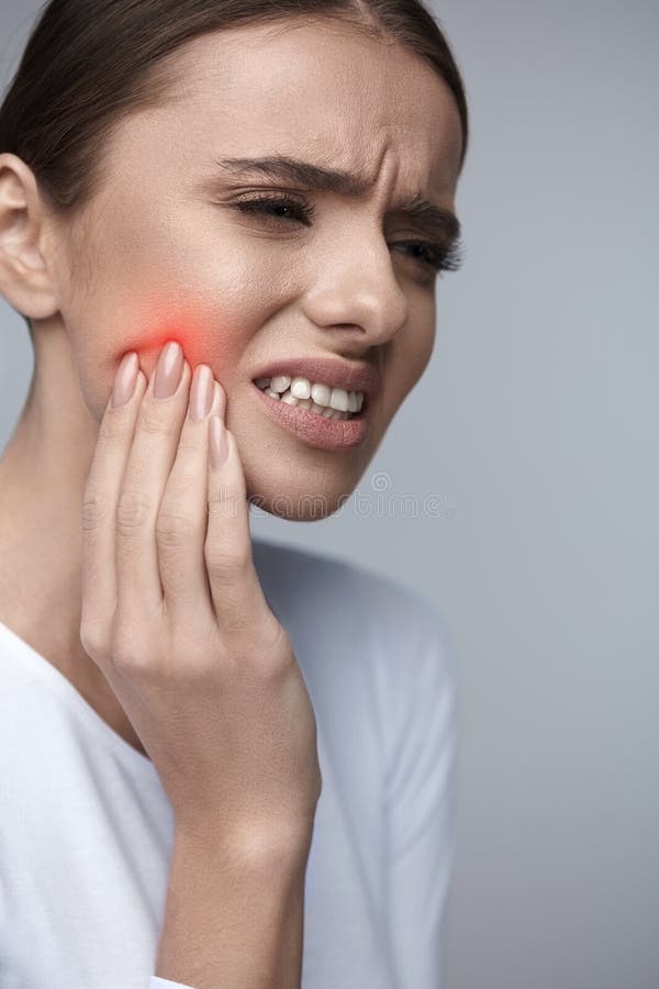 Dolor de dientes Mujer hermosa que sufre de dolor de muelas doloroso imagenes de archivo Dolor de dientes Mujer hermosa que sufre de dolor de muelas doloroso imagenes de archivo