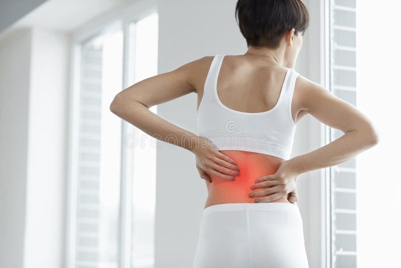 Dolor de espalda Primer del cuerpo de la mujer con del dolor la parte posterior adentro, dolor de espalda