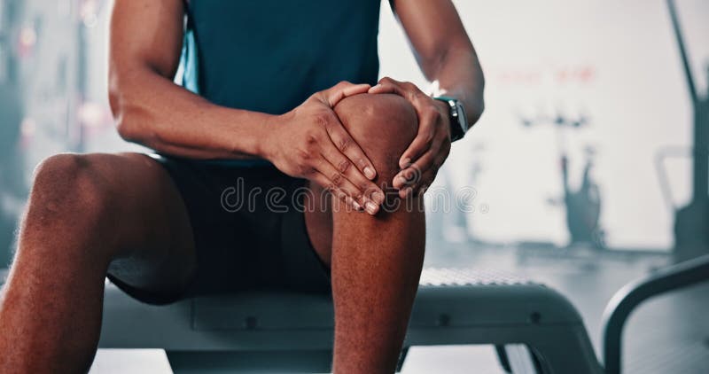 Dolor de rodilla en gimnasia y hombre con lesiones en la pierna y deportes con problemas ortopédicos del atleta y emergencia de fi