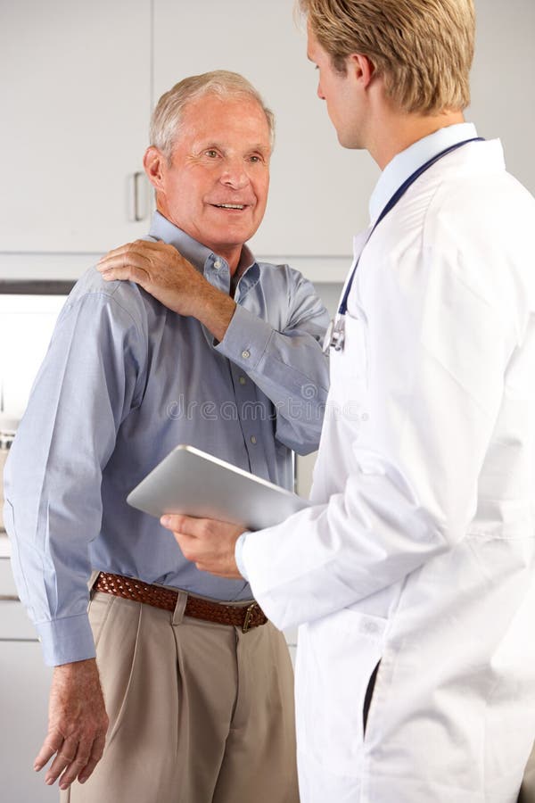 Dolor del hombro del doctor Examining Male Patient With fotos de archivo Dolor del hombro del doctor Examining Male Patient With fotos de archivo