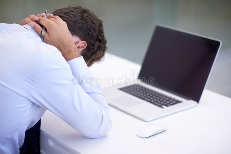 Dolore al collo dell'azienda e uomo con fatica da notebook e scadenza con esaurimento e professionalità. ufficio personale e dipen fotografia stock libera da diritti
