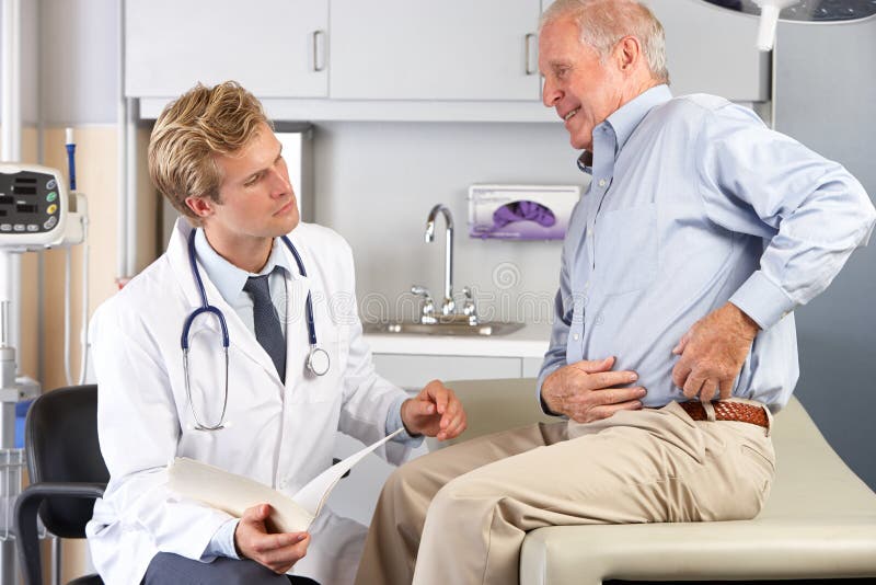 Dolore dell'anca del dottore Examining Male Patient With