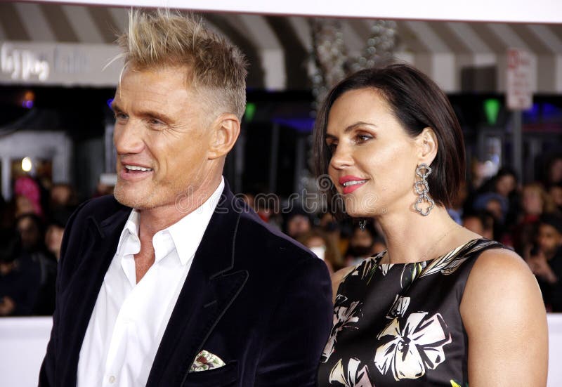 Dolph Lundgren en Jenny Sandersson stock afbeeldingen