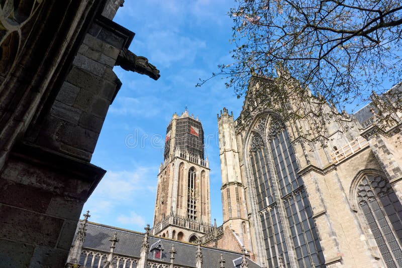 Dom Church y Dom Tower en Utrecht los Países Bajos fotos de archivo Dom Church y Dom Tower en Utrecht los Países Bajos fotos de archivo