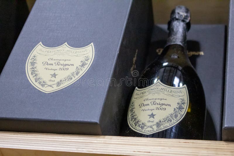 Конни периньон. Чертеж бутылки шампанского dom Perignon.