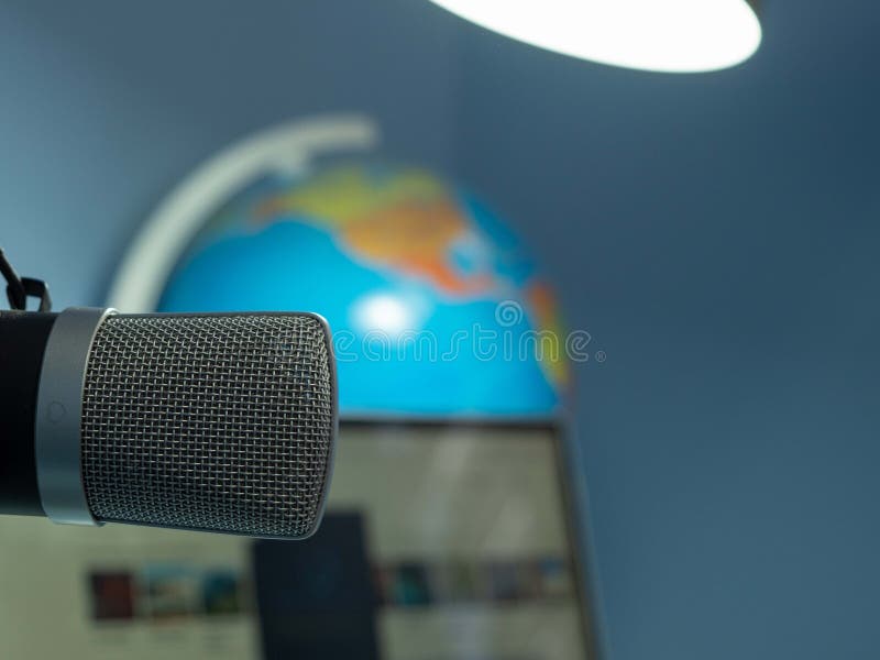 Dom studio podcast wnętrze. komputer przenośny i globus mikrofonu na zamknięciu stołu zdjęcia royalty free