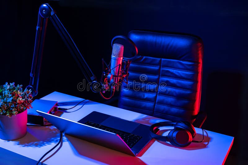 Dom studio podcast wnętrze. stół mikrofonowy i krzesło obraz royalty free