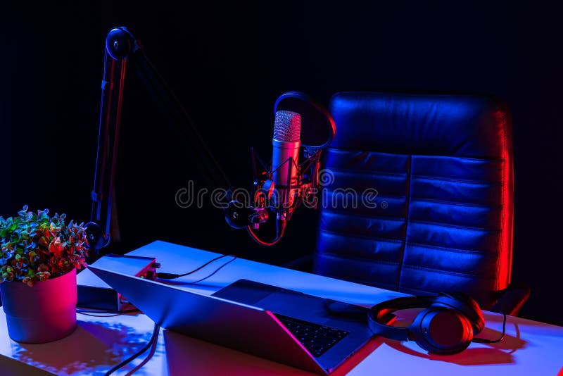 Dom studio podcast wnętrze. stół mikrofonowy i krzesło fotografia royalty free