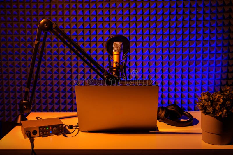 Dom studio podcast wnętrze. stół mikrofonowy i krzesło obrazy royalty free
