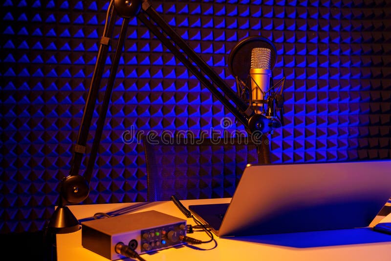 Dom studio podcast wnętrze. stół mikrofonowy i krzesło obrazy royalty free