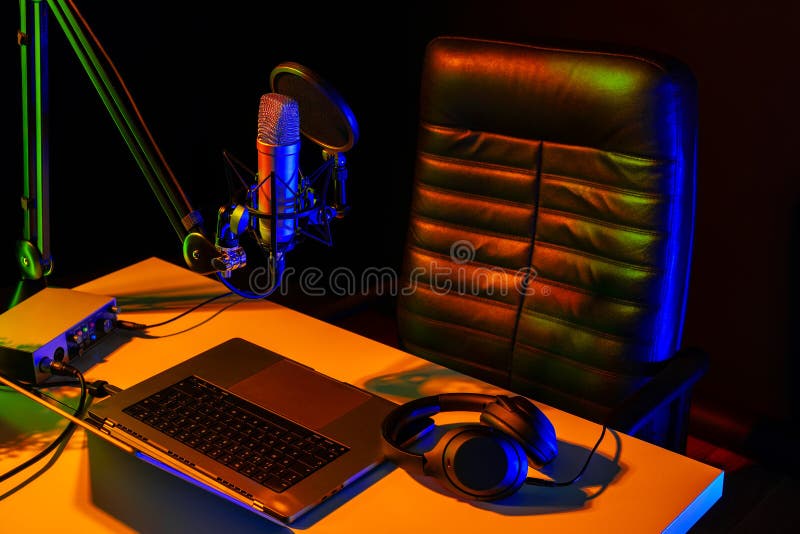 Dom studio podcast wnętrze. stół mikrofonowy i krzesło fotografia royalty free