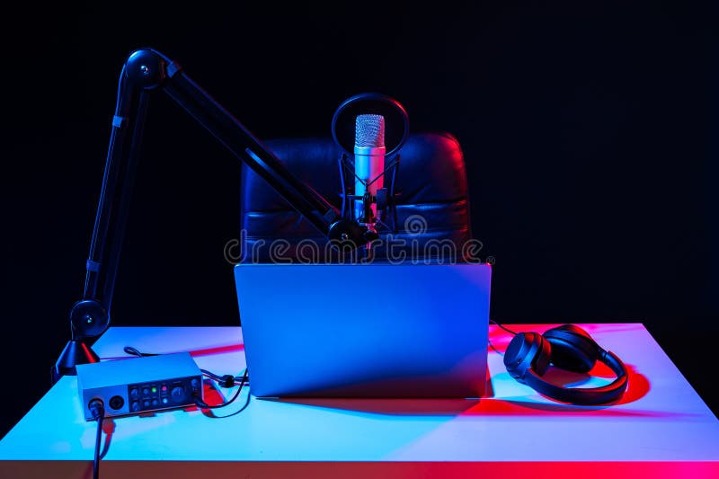 Dom studio podcast wnętrze. stół mikrofonowy i krzesło obrazy stock