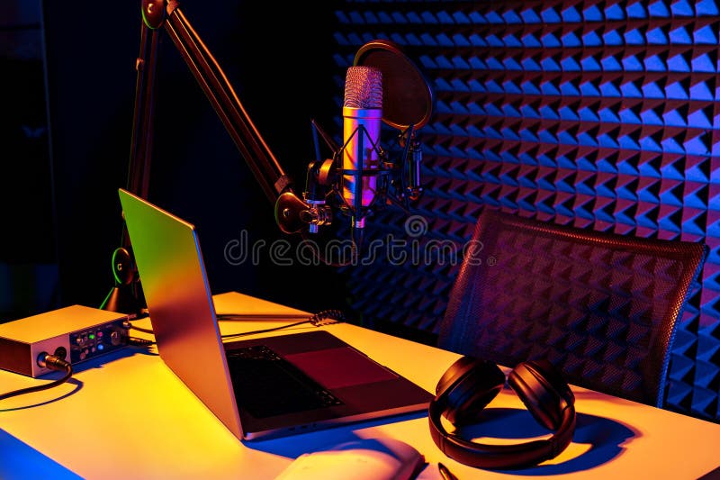 Dom studio podcast wnętrze. stół mikrofonowy i krzesło fotografia royalty free