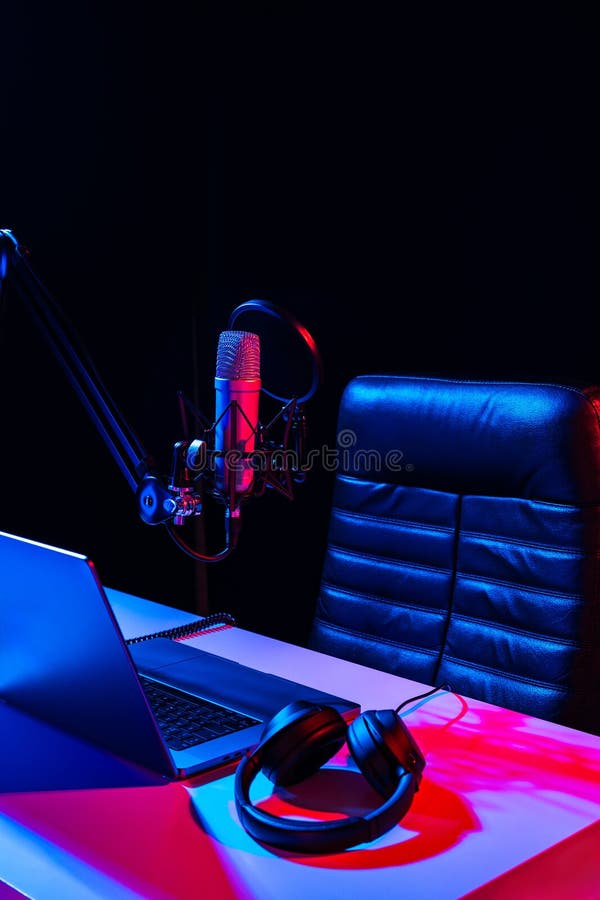 Dom studio podcast wnętrze. stół mikrofonowy i krzesło fotografia royalty free