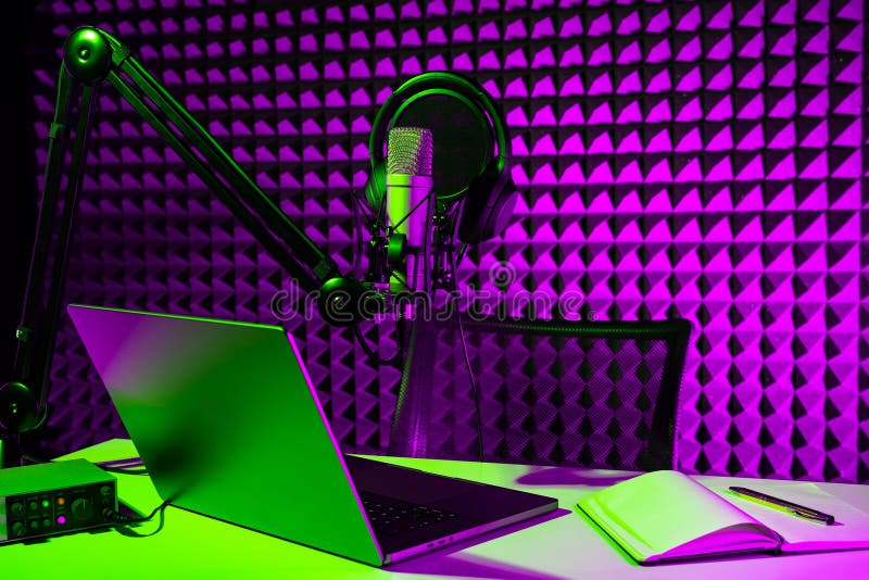 Dom studio podcast wnętrze. stół mikrofonowy i krzesło obraz stock
