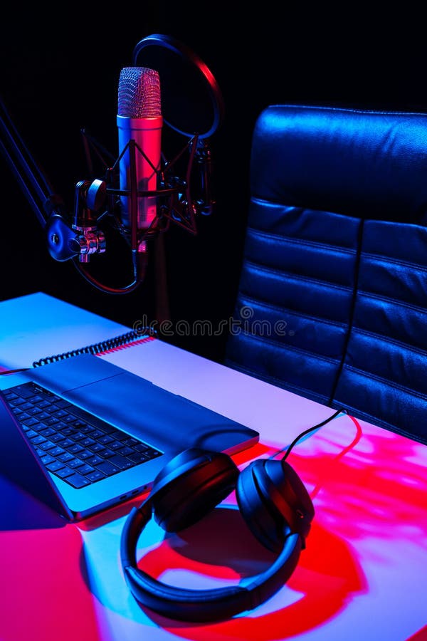 Dom studio podcast wnętrze. stół mikrofonowy i krzesło zdjęcie stock