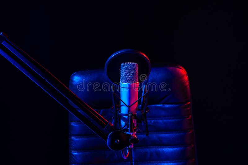 Dom studio podcast wnętrze. stół mikrofonowy i krzesło obrazy stock