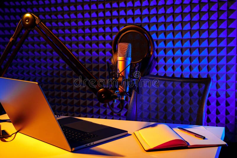 Dom studio podcast wnętrze. stół mikrofonowy i krzesło obrazy royalty free