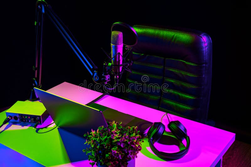 Dom studio podcast wnętrze. stół mikrofonowy i krzesło obraz royalty free