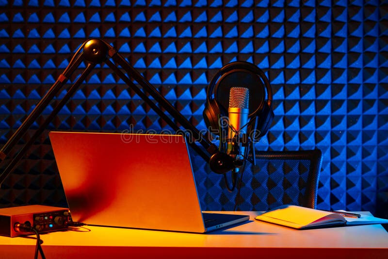 Dom studio podcast wnętrze. stół mikrofonowy i krzesło zdjęcie stock