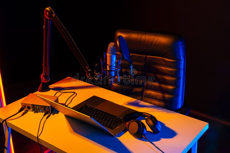 Dom studio podcast wnętrze. stół mikrofonowy i krzesło fotografia royalty free