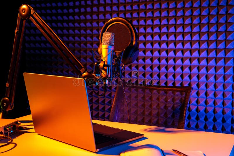 Dom studio podcast wnętrze. stół mikrofonowy i krzesło obraz royalty free