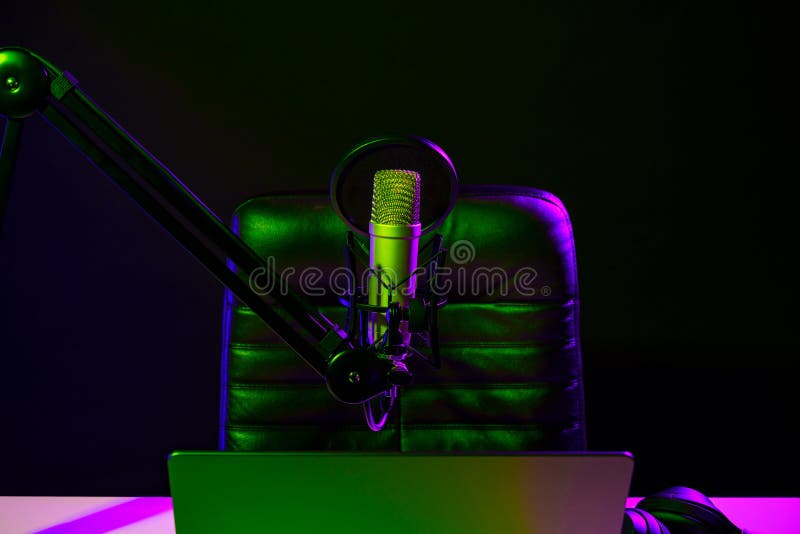 Dom studio podcast wnętrze. stół mikrofonowy i krzesło zdjęcia stock