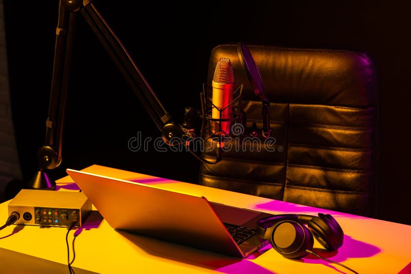 Dom studio podcast wnętrze. stół mikrofonowy i krzesło obraz stock