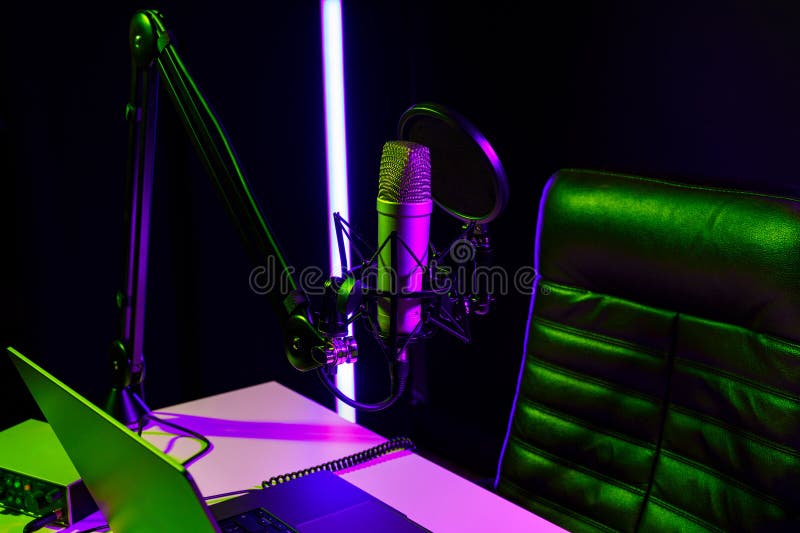 Dom studio podcast wnętrze. stół mikrofonowy i krzesło zdjęcie royalty free