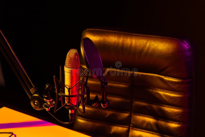 Dom studio podcast wnętrze. stół mikrofonowy i krzesło obrazy royalty free