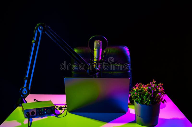 Dom studio podcast wnętrze. stół mikrofonowy i krzesło zdjęcie royalty free