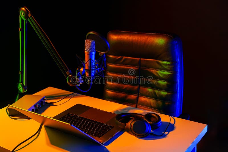 Dom studio podcast wnętrze. stół mikrofonowy i krzesło obraz royalty free
