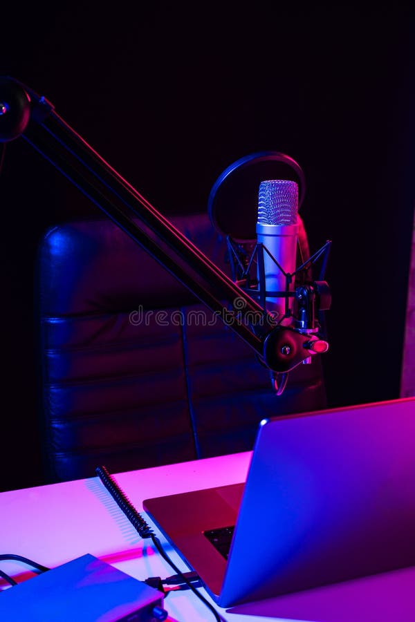 Dom studio podcast wnętrze. stół mikrofonowy i krzesło fotografia stock