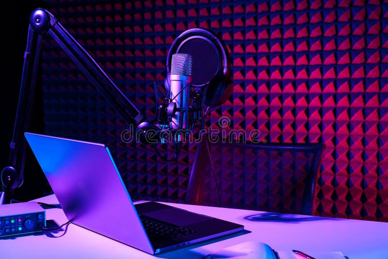 Dom studio podcast wnętrze. stół mikrofonowy i krzesło obrazy royalty free