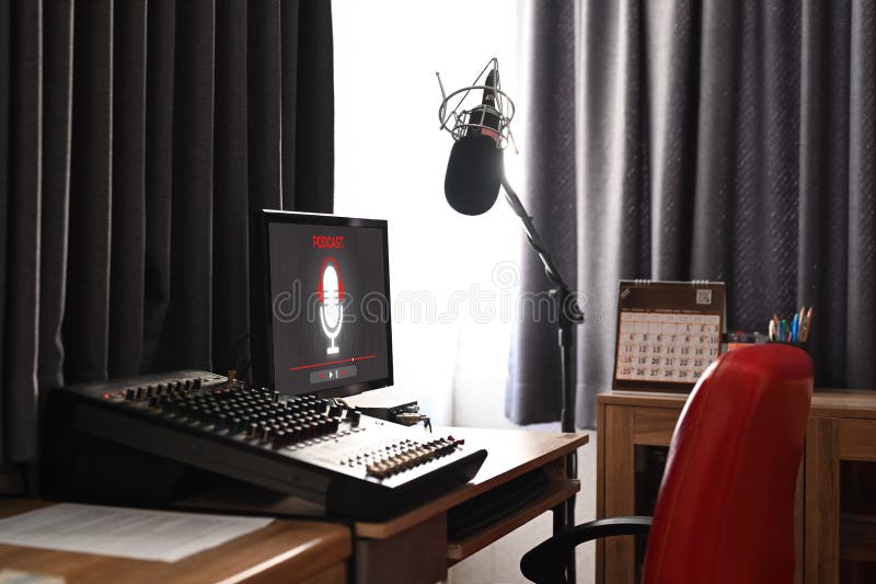 Dom studio podcast wnętrze z profesjonalnym komputerem mikrofonowym pc i słuchawką. sprzęt techniczny i audio fotografia royalty free