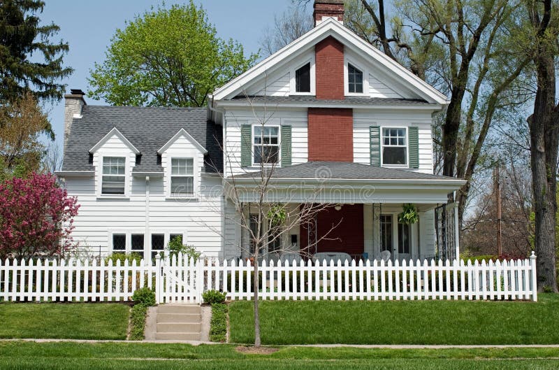Dom z Białym palika ogrodzeniem