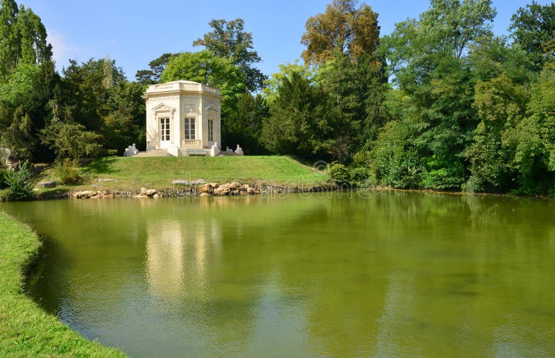 Domaine de Marie Antoinette dans le parc du palais de Versailles photos libres de droits Domaine de Marie Antoinette dans le parc du palais de Versailles photos libres de droits