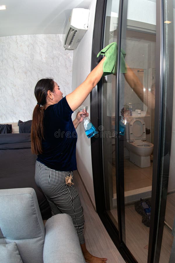 Travail Domestique à La Maison Une Femme Nettoyant La Porte De