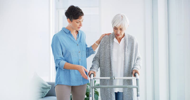 Domiciliare e anziana donna con camminatore per cure mediche o sostegno in pensione. Assistenza agli anziani immagine stock libera da diritti