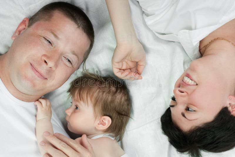 Domicilio privato - padre, madre e piccola figlia fotografia stock libera da diritti Domicilio privato - padre, madre e piccola figlia fotografia stock libera da diritti