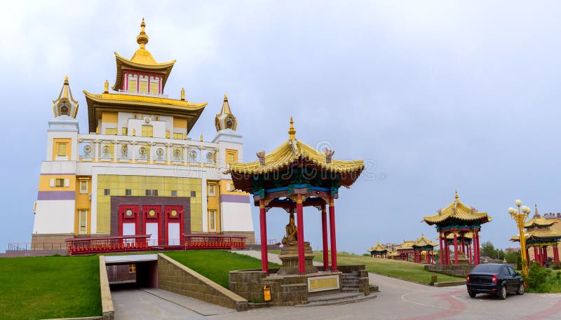 Domicílio dourado do templo budista da Buda Shakyamuni em Elista, república de Calmúquia, Rússia imagem de stock royalty free Domicílio dourado do templo budista da Buda Shakyamuni em Elista, república de Calmúquia, Rússia imagem de stock royalty free