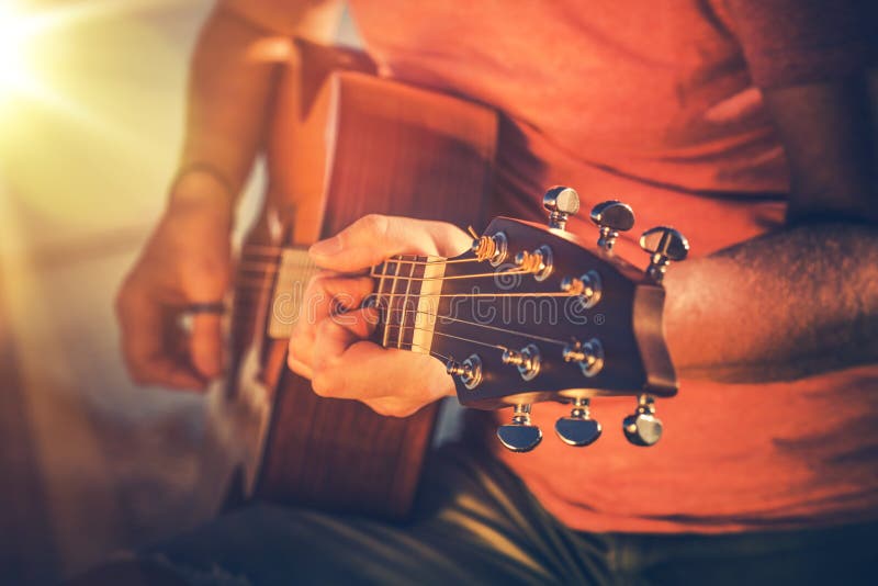 Dominar la guitarra acústica imagen de archivo libre de regalías Dominar la guitarra acústica imagen de archivo libre de regalías