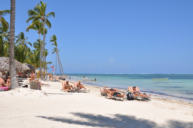 Dominicaans strand voor oudere mensen in Punta Cana royalty-vrije stock foto Dominicaans strand voor oudere mensen in Punta Cana royalty-vrije stock foto