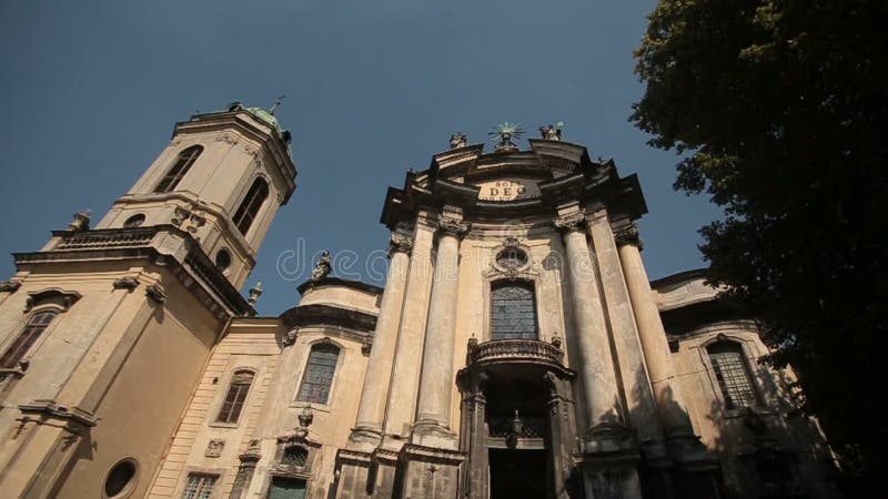Dominikanische Kirche in Lviv Sonniger Tages- und blluehimmel ohne Wolken