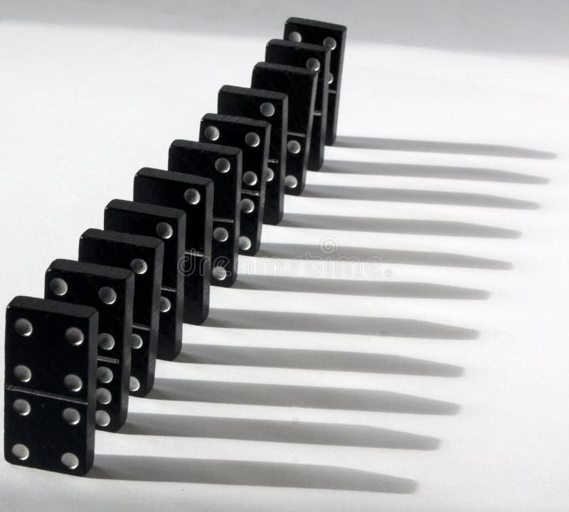 Dominos sur fond blanc image stock