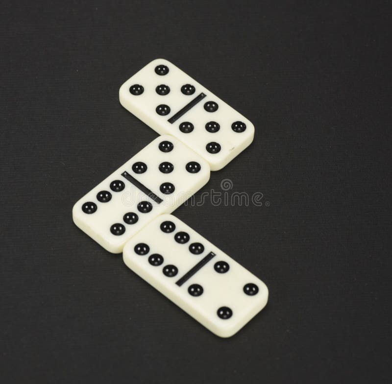 Dominos noirs et blancs images stock Dominos noirs et blancs images stock