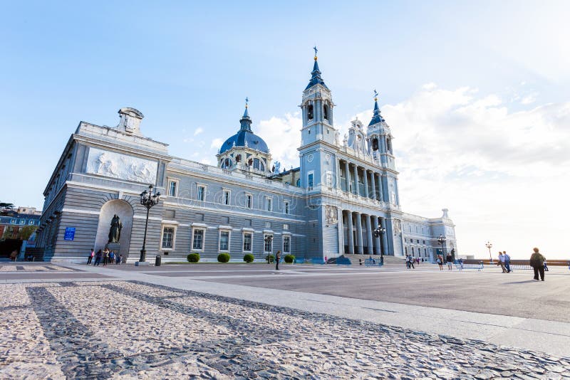 Domkyrka Almudena med turister på en vårdag i Madrid arkivfoton Domkyrka Almudena med turister på en vårdag i Madrid arkivfoton