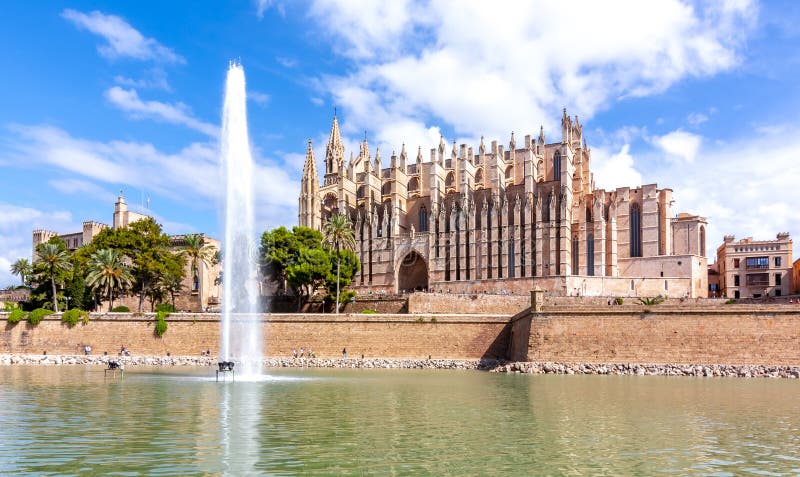 Domkyrka av Santa Maria av Palma La Seu, Palma de Mallorca, Spanien royaltyfri foto Domkyrka av Santa Maria av Palma La Seu, Palma de Mallorca, Spanien royaltyfri foto