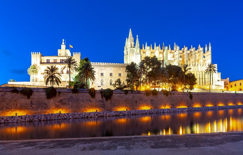 Domkyrka av Santa Maria av Palma La Seu och Royal Palace av La Almudaina på natten, Palma de Mallorca, Spanien arkivbilder Domkyrka av Santa Maria av Palma La Seu och Royal Palace av La Almudaina på natten, Palma de Mallorca, Spanien arkivbilder