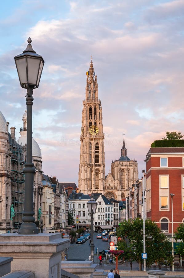 Domkyrka av vår dam- och Suikerrui gata i Antwerp, Belgien royaltyfria bilder Domkyrka av vår dam- och Suikerrui gata i Antwerp, Belgien royaltyfria bilder